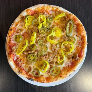 The Hot Streak, a Longshot specialty pizza seen from above: spicy Marinara, Mozzarella & Provolone, Spicy Sausage, Jalapeños, Banana Peppers, Red Pepper Flakes, on a blistered brick-oven crust